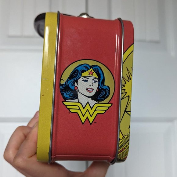 Wonder Woman Metal Lunch Box and Print Set - Picture 7 of 7